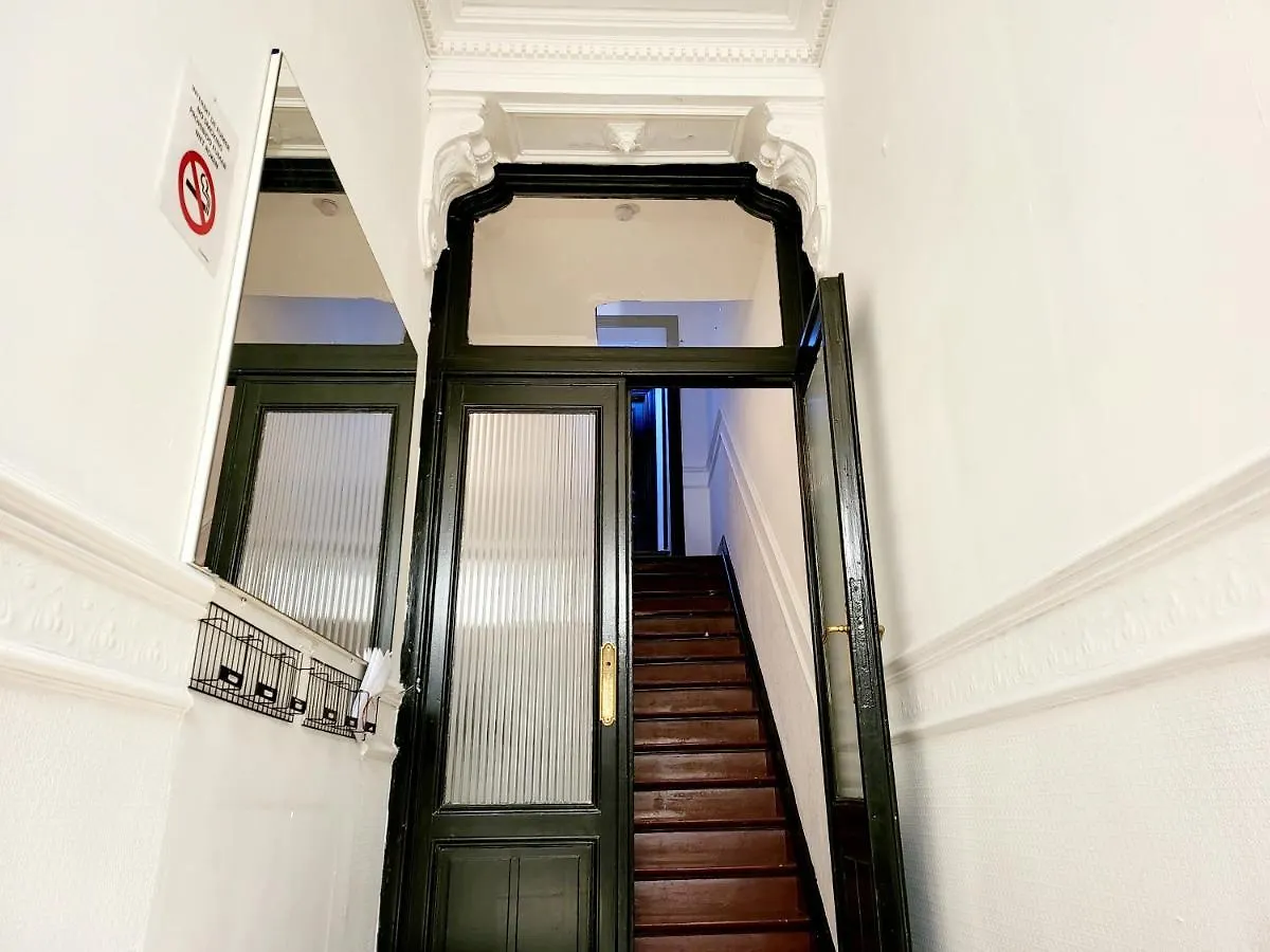Chambre Privee Au 3E Etage Sans Ascenceur En Plein Centre De Charleroi Apartman Belgium