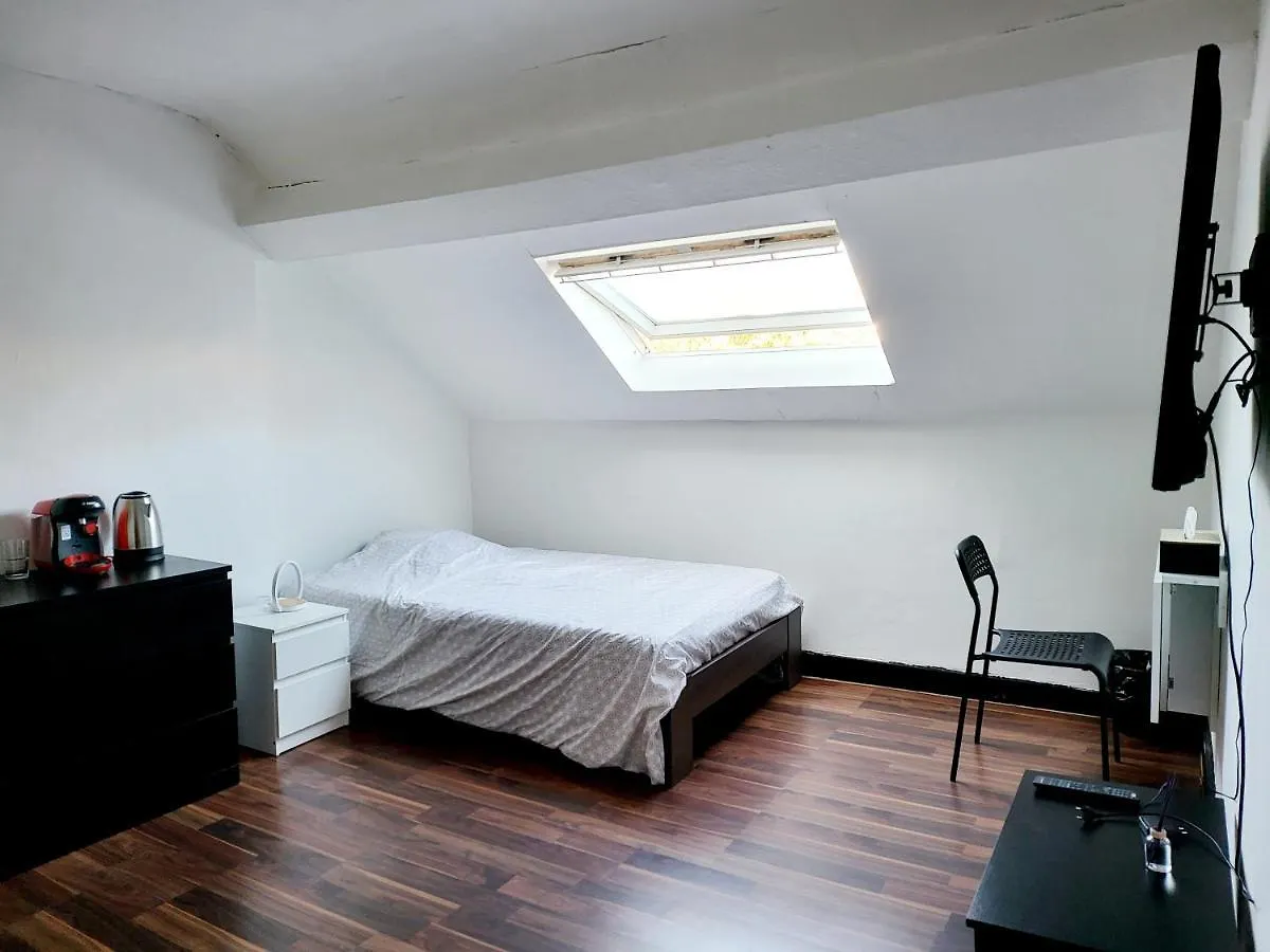 Chambre Privee Au 3E Etage Sans Ascenceur En Plein Centre De Charleroi Apartman Homestay szállás